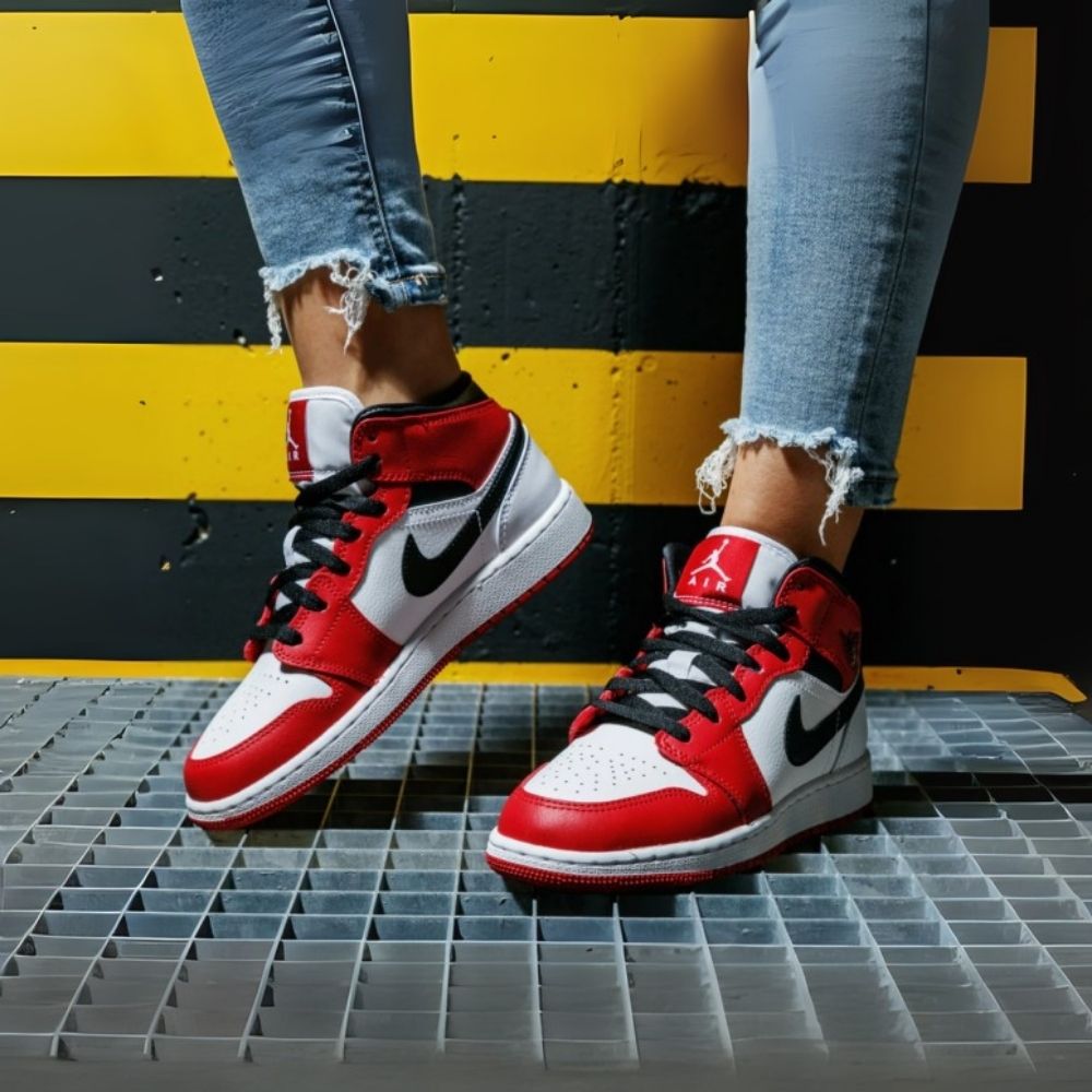 Air Jordan 1 Mid Chicago Red White