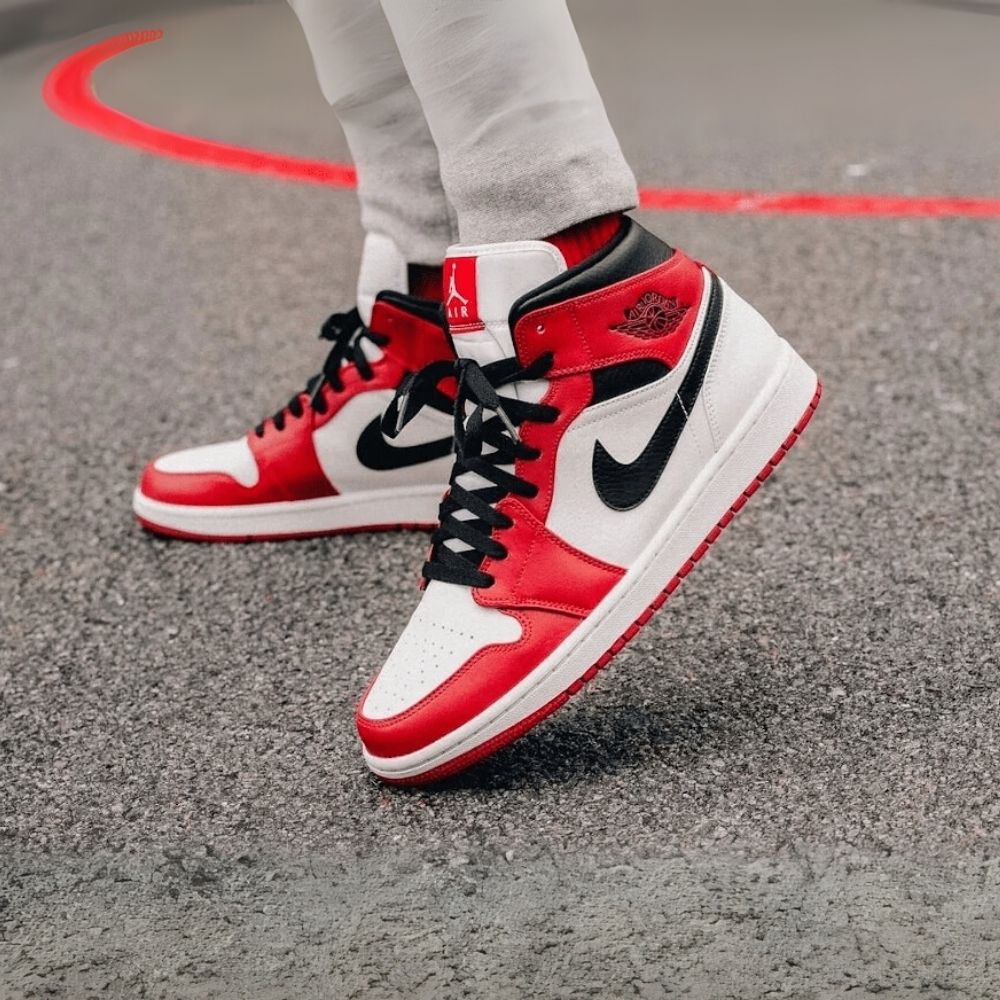 Air Jordan 1 Mid Chicago Red White