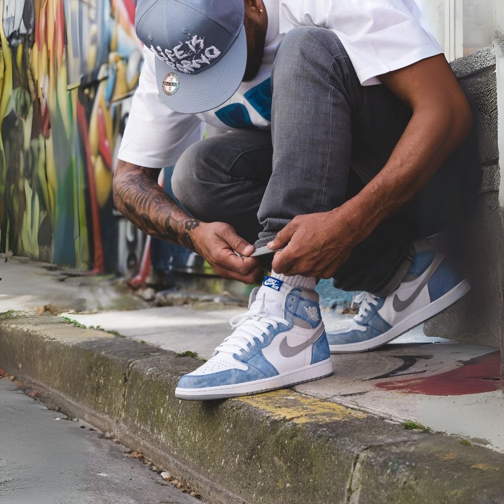 Air Jordan 1 Retro High Hyper Royal Smoke Grey