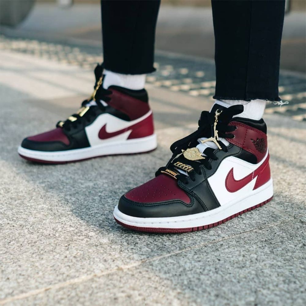 Air Jordan 1 Mid SE Gold Pendants – Black / Dark Beetroot (CZ4385-016)